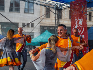 Hudba, tanec a barvy. Prahou prošel mezinárodní průvod folklorních souborů
