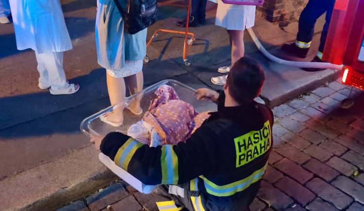 Noční drama U Apolináře. Hořel automat na kávu, nejen novorozenci museli pryč