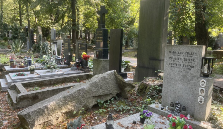 Praha nabízí k adopci hroby slavných. Zájem je o Bicana, Kainara i Světlou