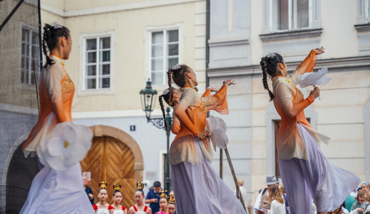 Hudba, tanec a barvy. Prahou prošel mezinárodní průvod folklorních souborů