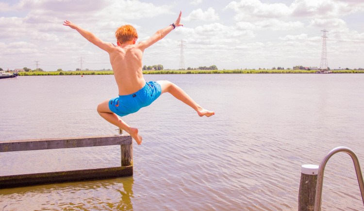 Nejrizikovější letní úrazy? Skoky do neznámé vody, říkají odborníci