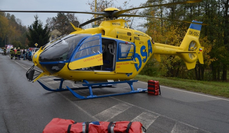 Vážná nehoda u Českého Dubu. Dva zranění motorkáři po srážce s autem