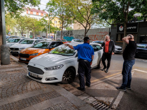 Kontrola řidičů Boltu a Uberu odhalila desítky pochybení. Někteří před úředníky ujížděli
