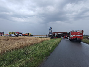 V Kolovratech se srazil autobus s kamionem, tři lidé se zranili