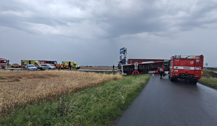 V Kolovratech se srazil autobus s kamionem, na místě jsou zranění