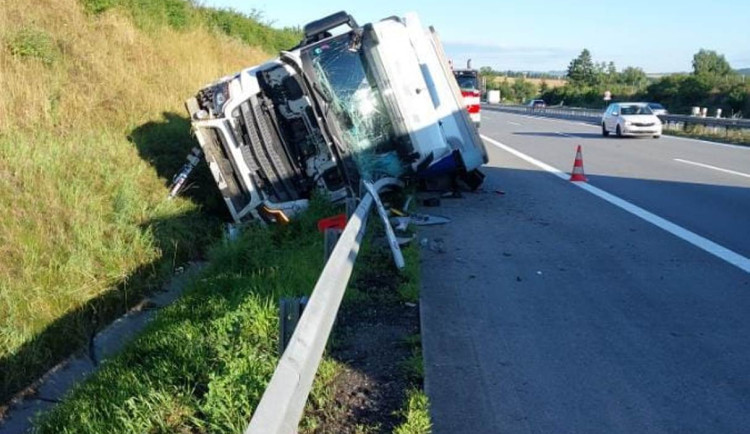 Řidič náklaďáku na dálnici D1 zřejmě usnul a boural. Vyvázl bez zranění