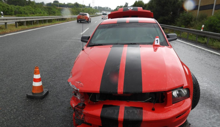 Mustang dostal na mokré vozovce smyk, skončil ve svodidlech. Škoda je 300 tisíc