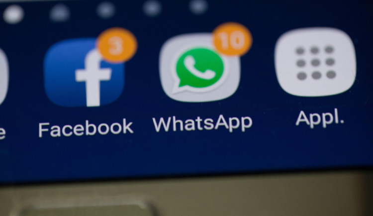 Virtuální přítel/podvodník vylákal z ženy přes 4 miliony. Naletěla mu hned dvakrát