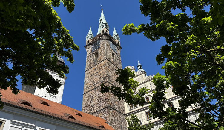 Nerezová síť definitivně uzavře ochoz slavné Černé věže. Má zabránit dalším sebevražedným skokům