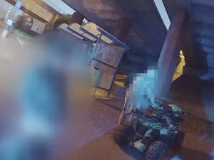 VIDEO: Cizinec vezl na čtyřkolce syna po chodníku. Před jízdou si dal litr vína