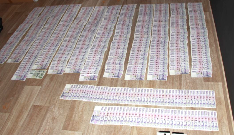 Policejní TOXI tým dopadl gang výrobců obřího množství pervitinu. Doma měli statisíce korun