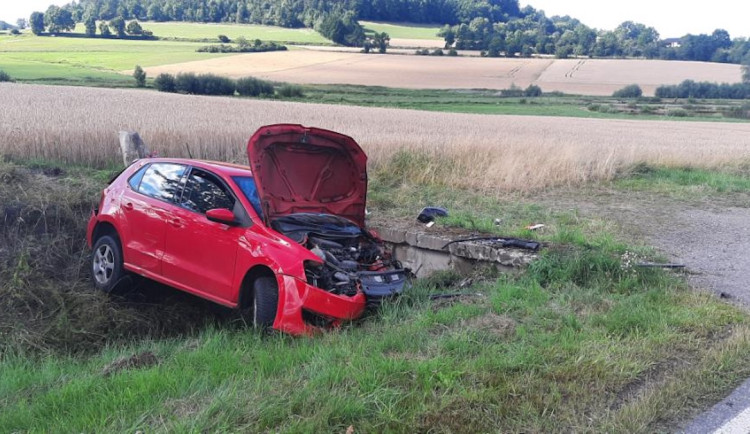 U Vitějovic havarovalo osobní auto. Řidička zemřela