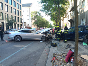 Řidič naboural v Holešovicích pět vozů, auto nechal na tramvajovém pásu a utekl
