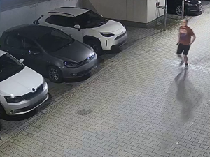 Muži se pohádali o parkovací místo, jeden po napadení skončil se zlomenou rukou