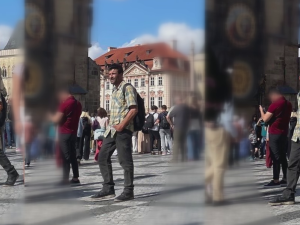 VIDEO: Muž strhává turistům na Staromáku řetízky. Využívá chvíle, kdy sledují orloj