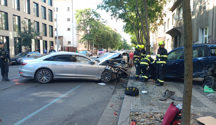 Řidič nechal auto na tramvajovém pásu a utekl.