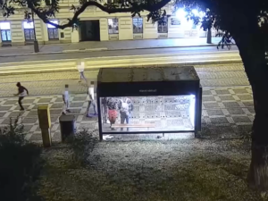 VIDEO: Parta dětí napadla u hlavního nádraží bezdomovce. Před policií odvahu ztratily