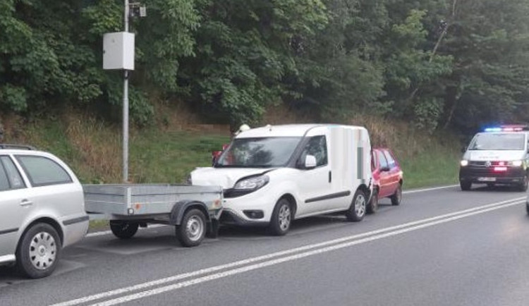 Řidička u Hosova jela blízko auta a narazila do něj. Celkem bourala čtyři vozidla