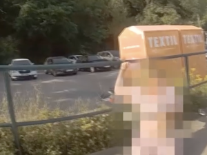 VIDEO: Sjetá žena blokovala vlastním tělem autobus. Museli ji připoutat k zábradlí