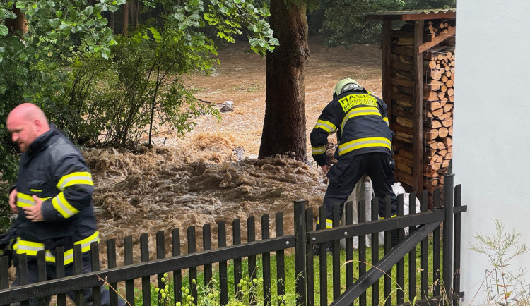 Blesková povodeň zasáhla Kryštofovo Údolí, silný déšť také zastavil vlaky a zatopil sklepy