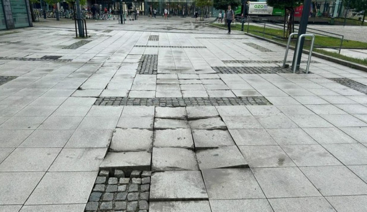 Ostrava chystá další fázi oprav poškozené dlažby u obchodního centra Nová Karolina