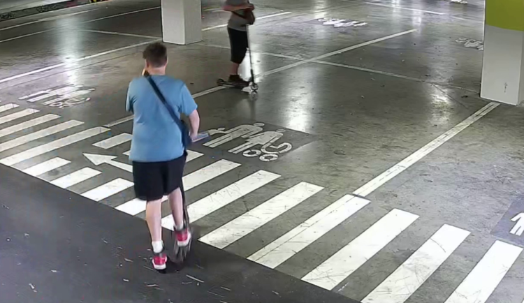 VIDEO: Garáže ve Stodůlkách poničili sprejeři. Policie hledá partu dětí na koloběžkách