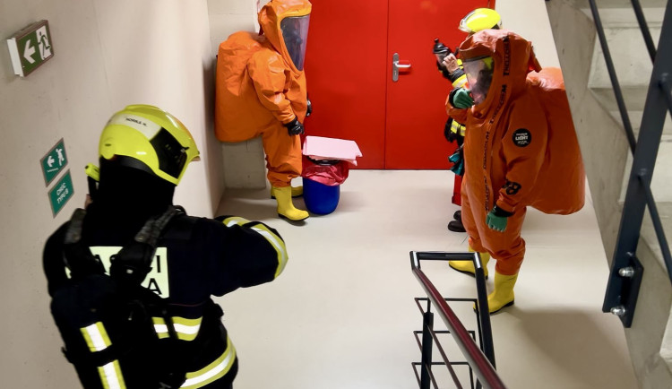 Na Pankráci zasahují hasiči kvůli nebezpečné reakci chemický látek