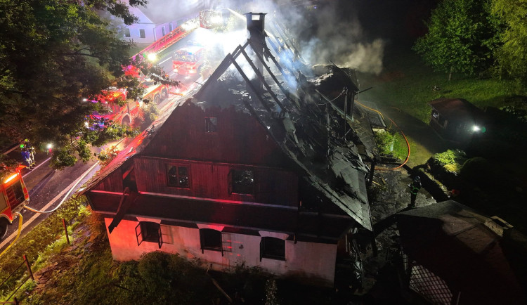 Požár rodinného domu likvidovalo osm jednotek hasičů. Plameny způsobily škodu za tři miliony