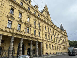 Anonym nahlásil bombu v budově soudu ve Spálené, policie evakuovala zaměstnance