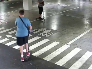 Garáže ve Stodůlkách poničili sprejeři. Policie hledá partu dětí na koloběžkách
