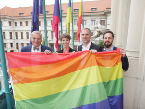 Vlajku na magistrátu vyvěsil primátor Bohuslav Svoboda, náměstek Zdeněk Hřib a radní Adam Zábranský.
