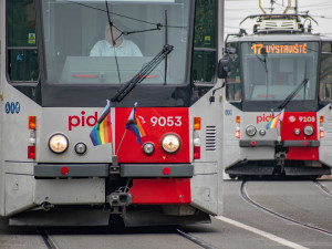 Magistrát a některé radnice vyvěsily duhovou vlajku, jsou i na tramvajích