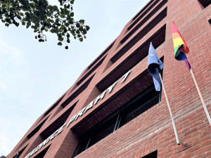 Vlajka na radnici Prahy 7.