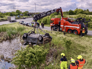 Žena sjela s dcerou v autě do nádrže. Před utopením je zachránil Jiří