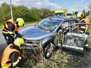 Žena sjela s dcerou v autě do nádrže. Před utopením je zachránil Jiří