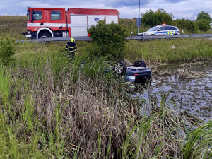 Žena sjela s dcerou v autě do nádrže. Před utopením je zachránil Jiří