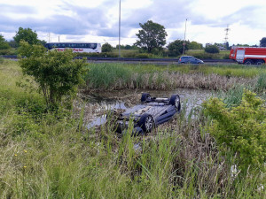 Žena sjela s dcerou v autě do nádrže. Před utopením je zachránil Jiří
