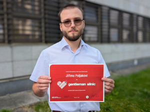 Žena sjela s dcerou v autě do nádrže. Před utopením je zachránil Jiří