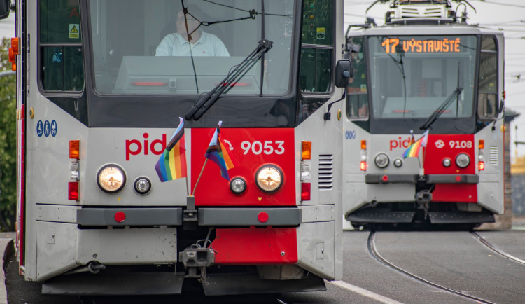 Magistrát a některé radnice vyvěsili duhovou vlajku, jsou i na tramvajích