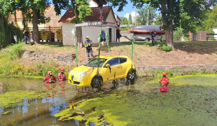 Alfa Romeo se dala do pohybu a skončila v bahně na dně rybníka