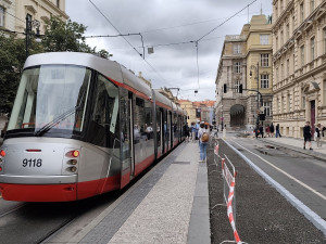 Ostrůvek na Staroměstské rozšíří, ale jen dočasně. O stálé podobě rozhodne průjezdnost
