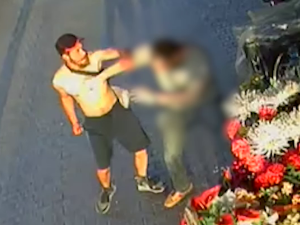 VIDEO: Agresivní muž bezdůvodně napadl na zastávce v Praze 10 mladíka, hledá ho policie