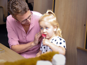 Madlence, které chtěly darovat kostní dřeň tisíce lidí, zabírá léčba. Transplantaci nepotřebuje