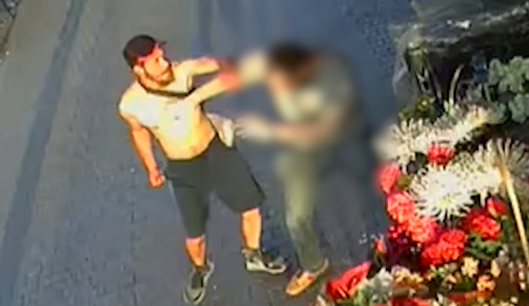 VIDEO: Agresivní muž bezdůvodně napadl na zastávce v Praze 10 mladíka