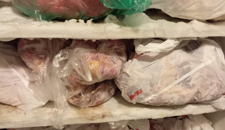 Maso nebylo popsané a špatně ho skladovali.