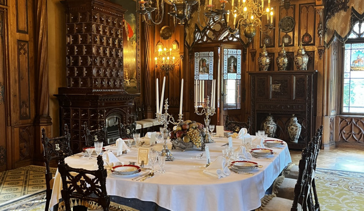 Na zámek Sychrov se vrátil ztracený vyřezávaný příborník a rohanský jídelní servis