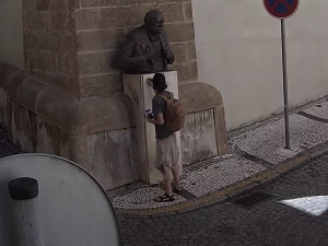 VIDEO: Vandal počmáral Churchillovu bustu na Malé Straně, napsal na ni stop genocidě