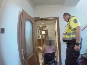 VIDEO: V hotelu uvízla kvůli poruše výtahu vozíčkářka. Ze 6. patra ji snesli strážníci