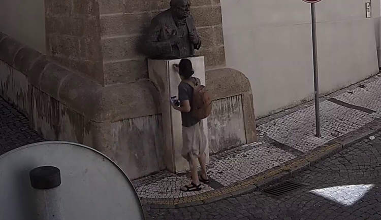 Vandal na bustu napsal stop genocide.