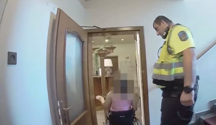 Ženu na vozíku snesli ze šestého patra.